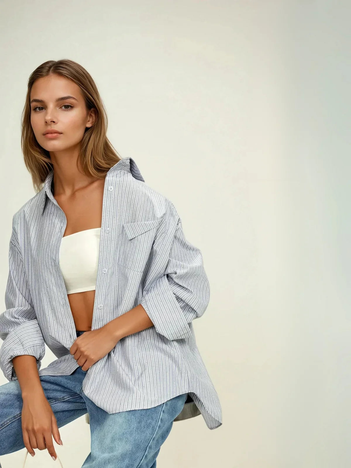Camisa de Raya Diplomática con Pedrería y Bolsillos