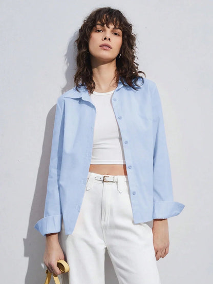 Camicia blu a maniche lunghe con collo alto