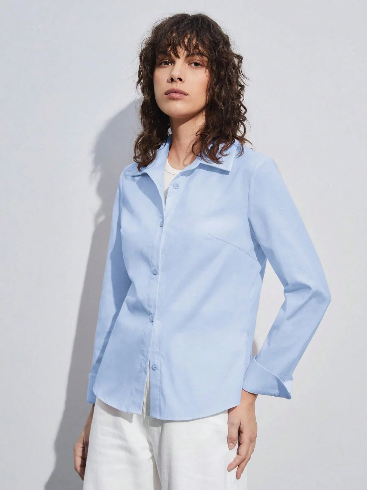 Camicia blu a maniche lunghe con collo alto