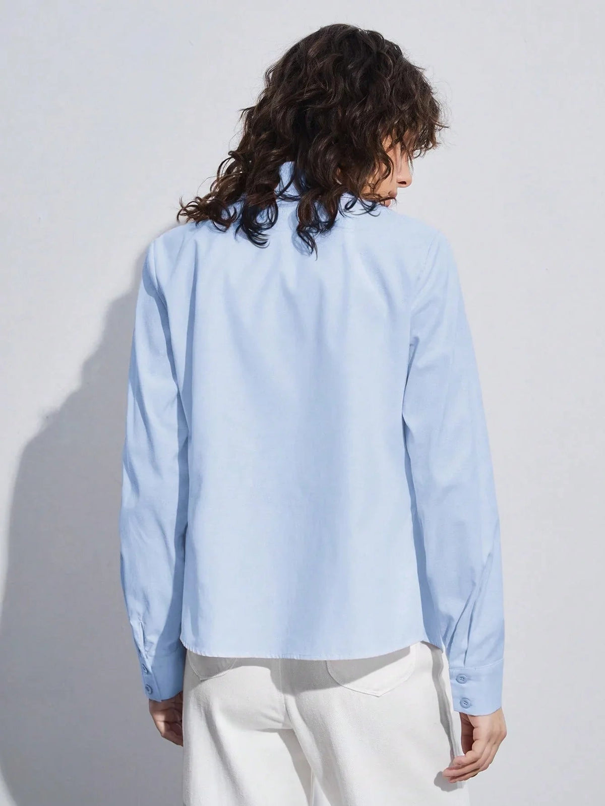 Camicia blu a maniche lunghe con collo alto