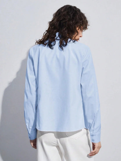 Camicia blu a maniche lunghe con collo alto