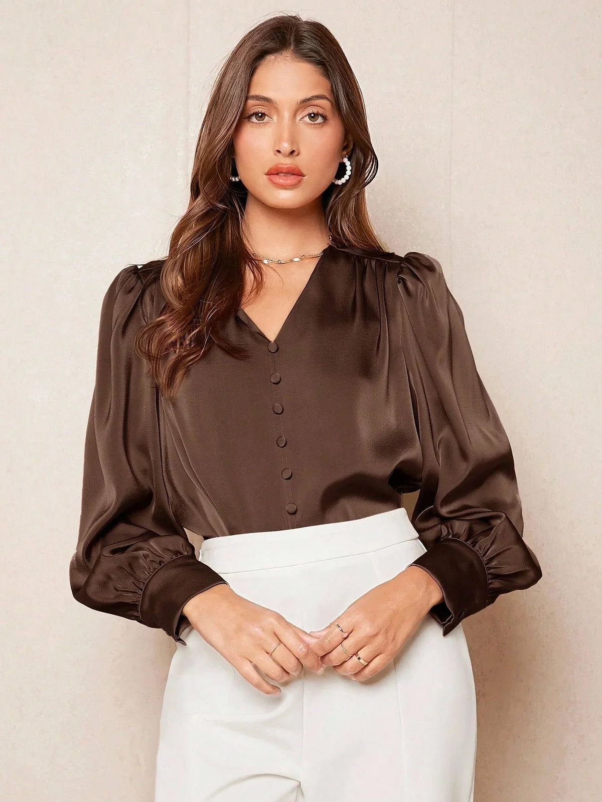 Blusa in raso con scollo a V e maniche a vescovo
