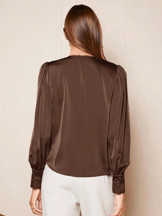 Blusa Satinada con Cuello en V y Mangas Obispo