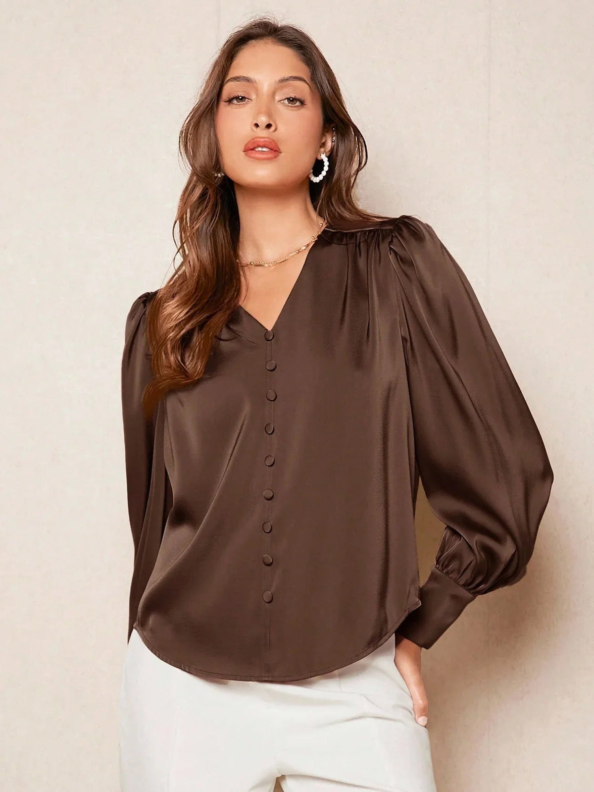 Blusa in raso con scollo a V e maniche a vescovo