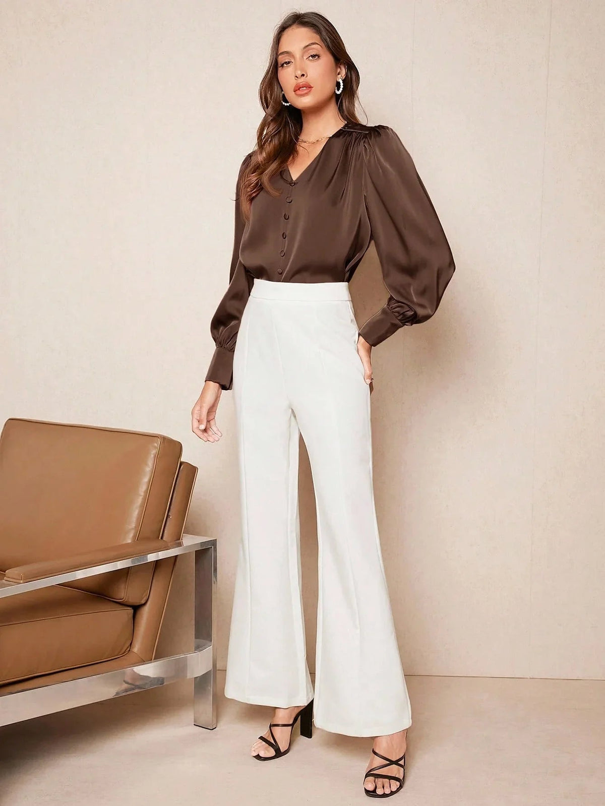 Blusa in raso con scollo a V e maniche a vescovo