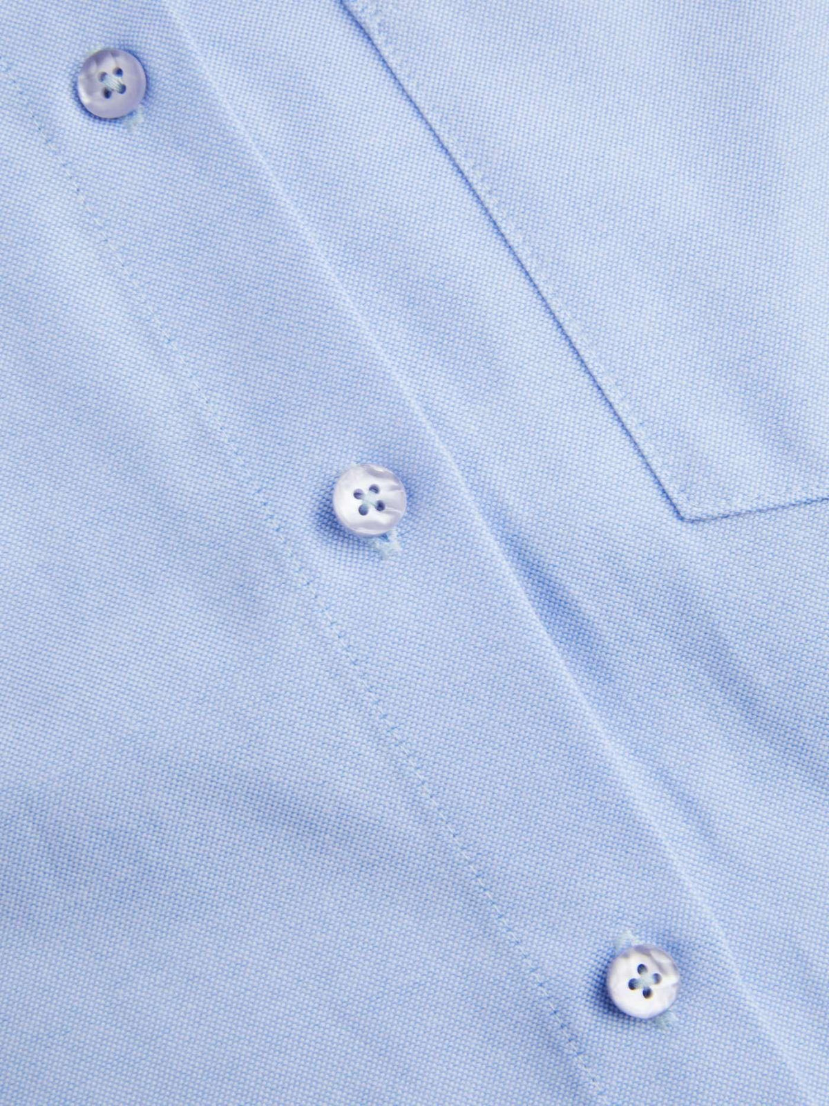 Camicia blu a maniche lunghe per l'ufficio