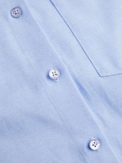 Camicia blu a maniche lunghe per l'ufficio
