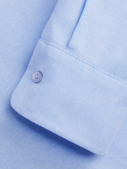Camicia blu a maniche lunghe per l'ufficio