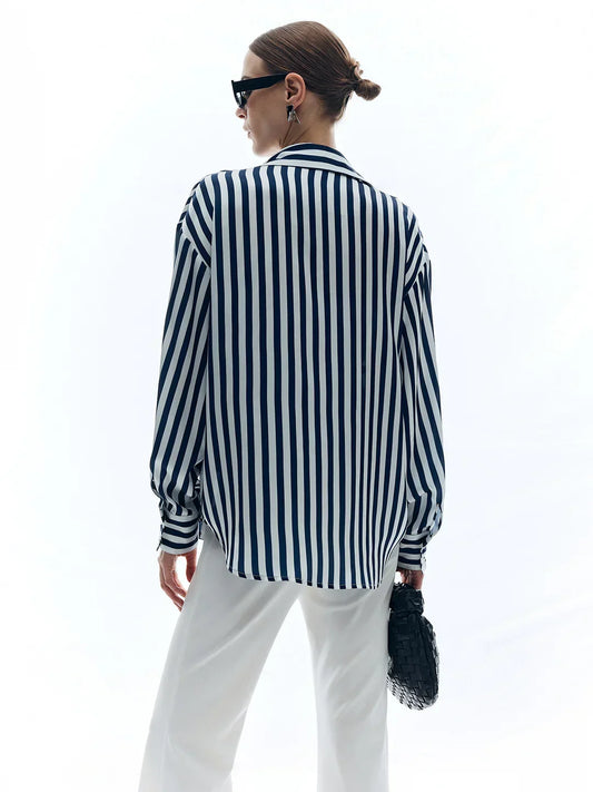 Camisa Elegante de Rayas con Cuello Vuelto
