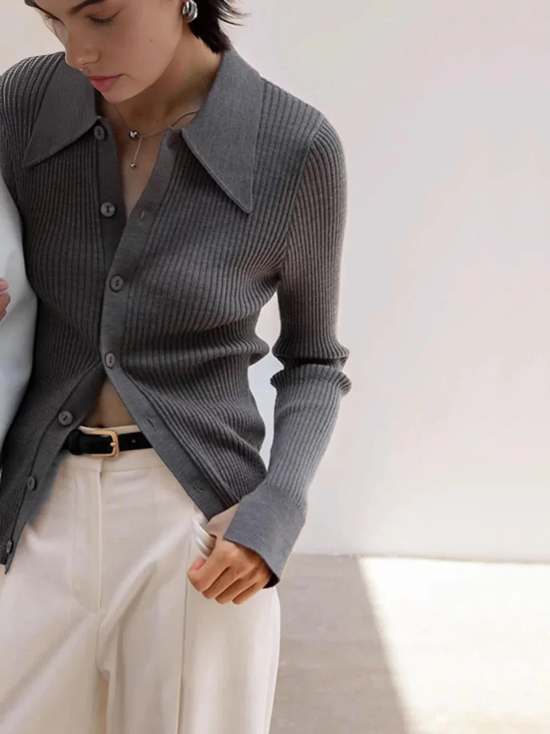 Cardigan Aderente a Coste con Revers Stile Old Money