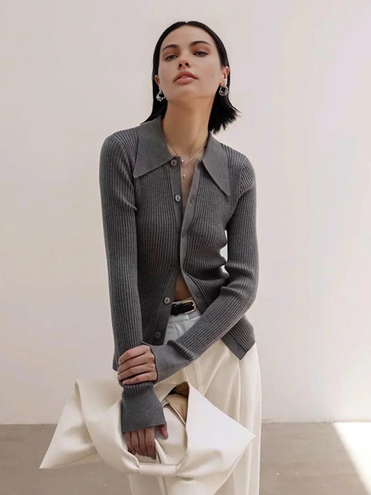 Cardigan Aderente a Coste con Revers Stile Old Money