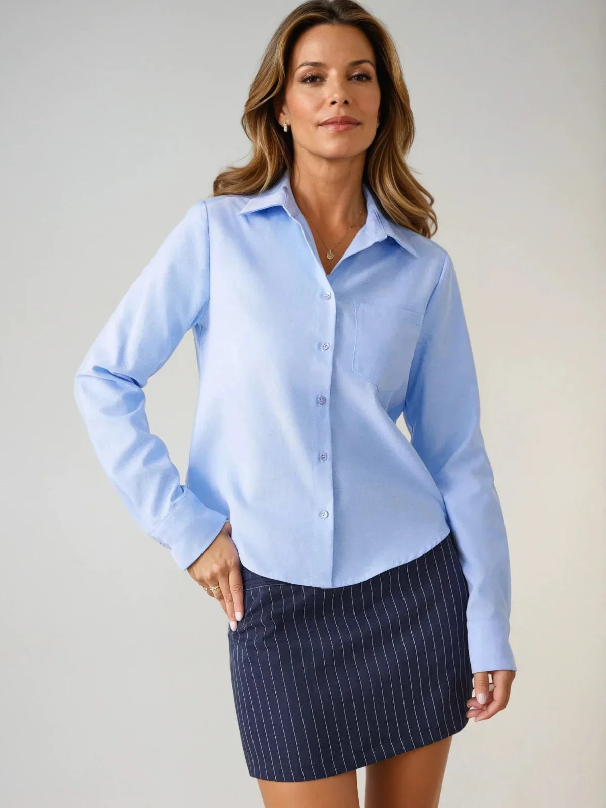 Camicia blu a maniche lunghe per l'ufficio