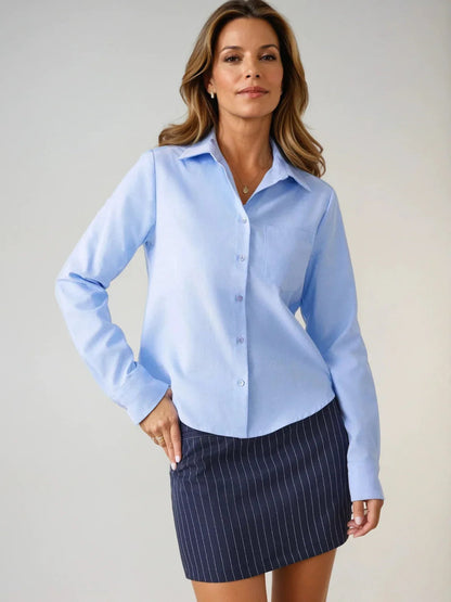 Camicia blu a maniche lunghe per l'ufficio