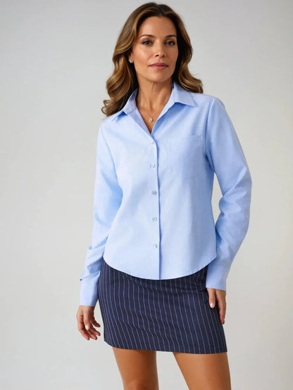 Camicia blu a maniche lunghe per l'ufficio