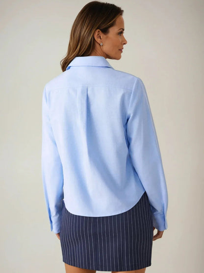 Camicia blu a maniche lunghe per l'ufficio
