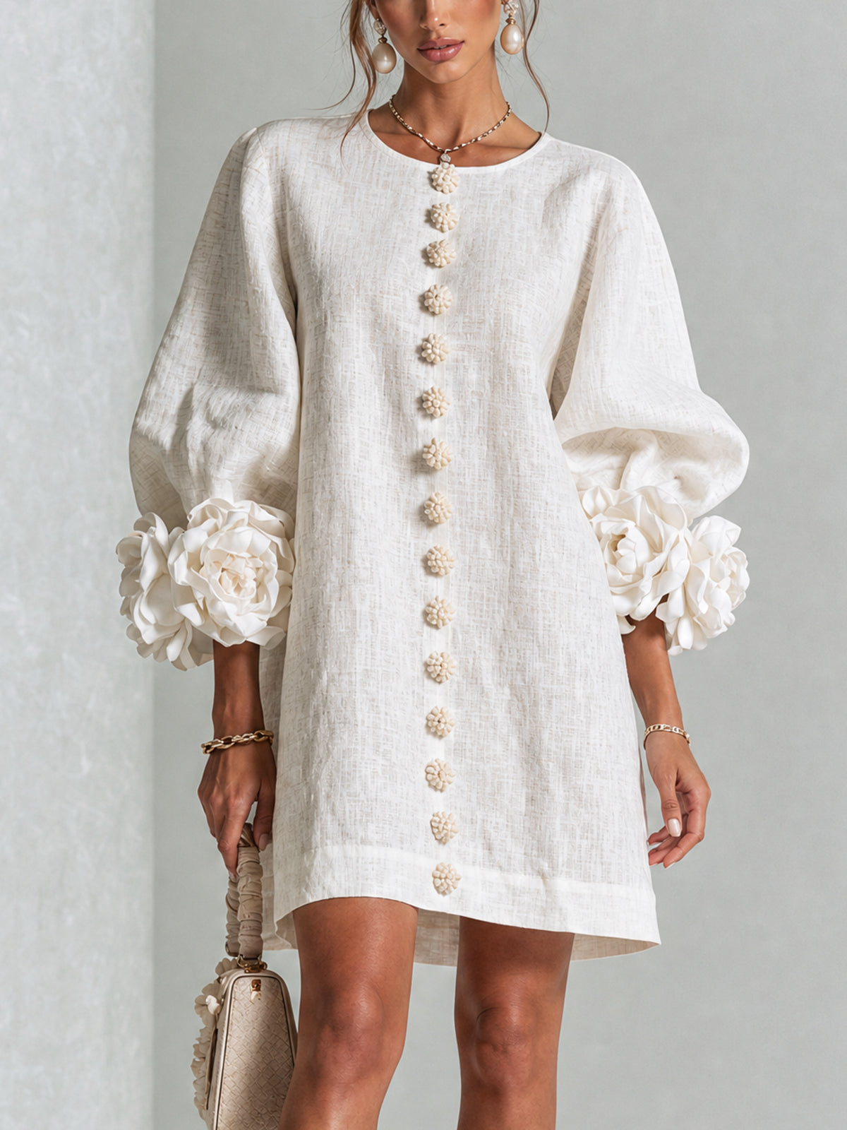 Mini Vestido Floral Blanco con Botones y Mangas Floreadas