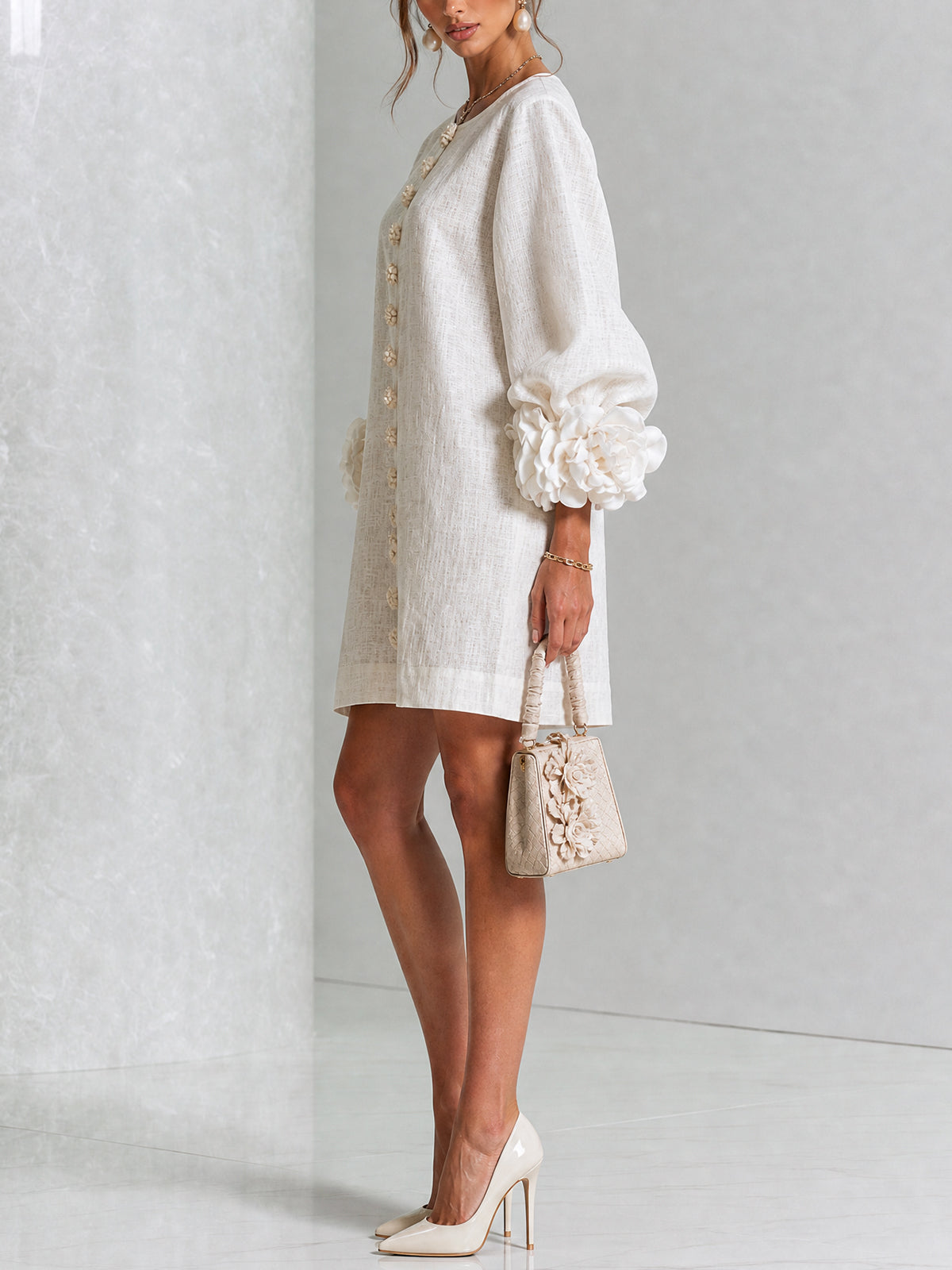 Mini Vestido Floral Blanco con Botones y Mangas Floreadas