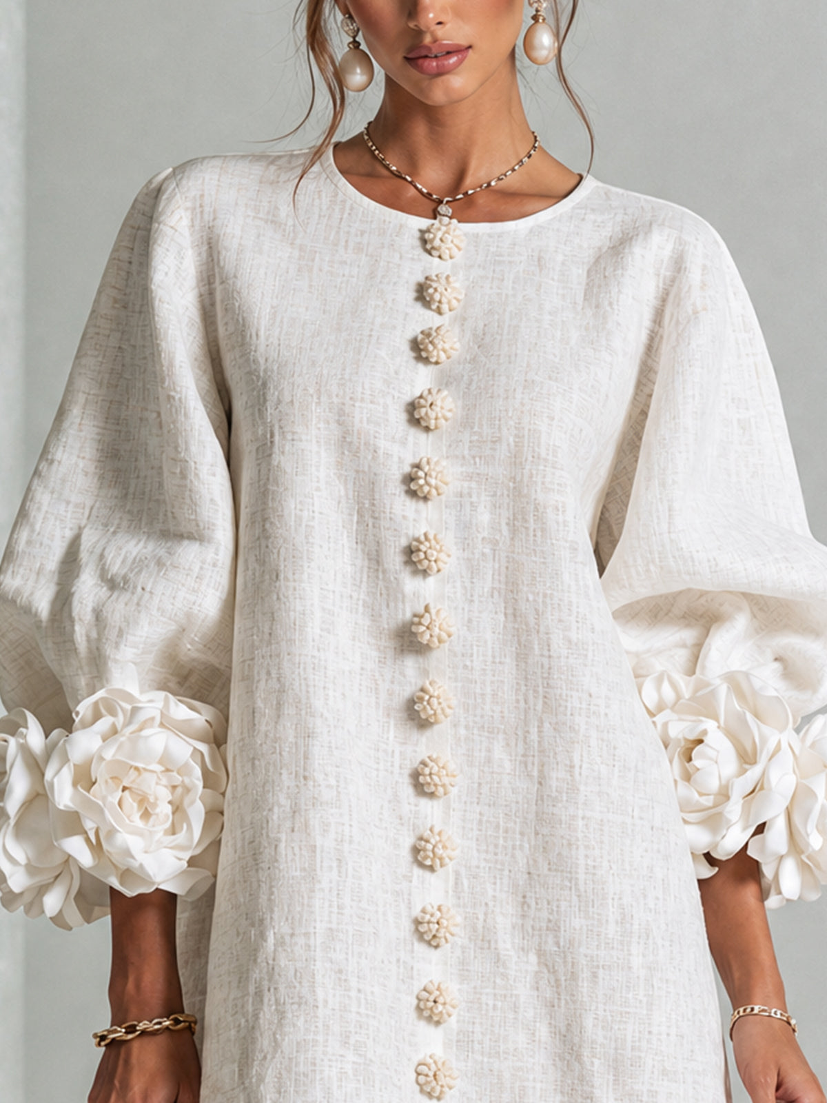 Mini Vestido Floral Blanco con Botones y Mangas Floreadas
