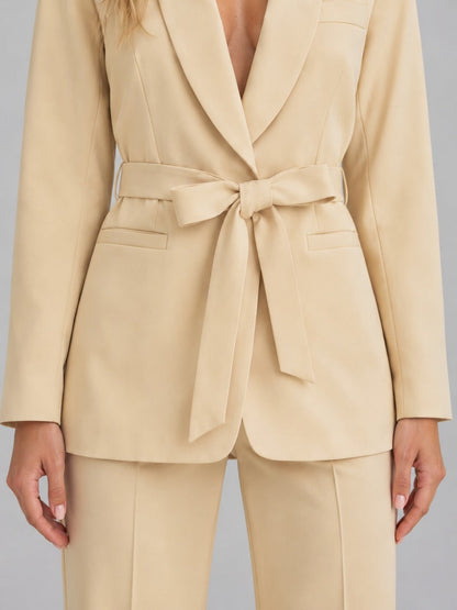 Genziana | Conjunto de Dos Piezas con Blazer de Cuello Chal y Cinturón
