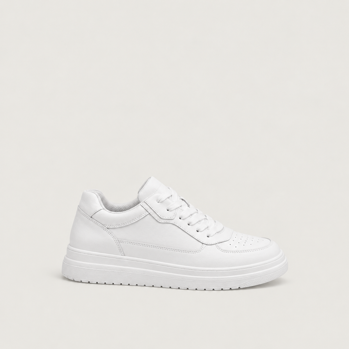 Aníbal | Zapatillas con Alza (+4 a +8 cm) — vista lateral sobre fondo gris cálido