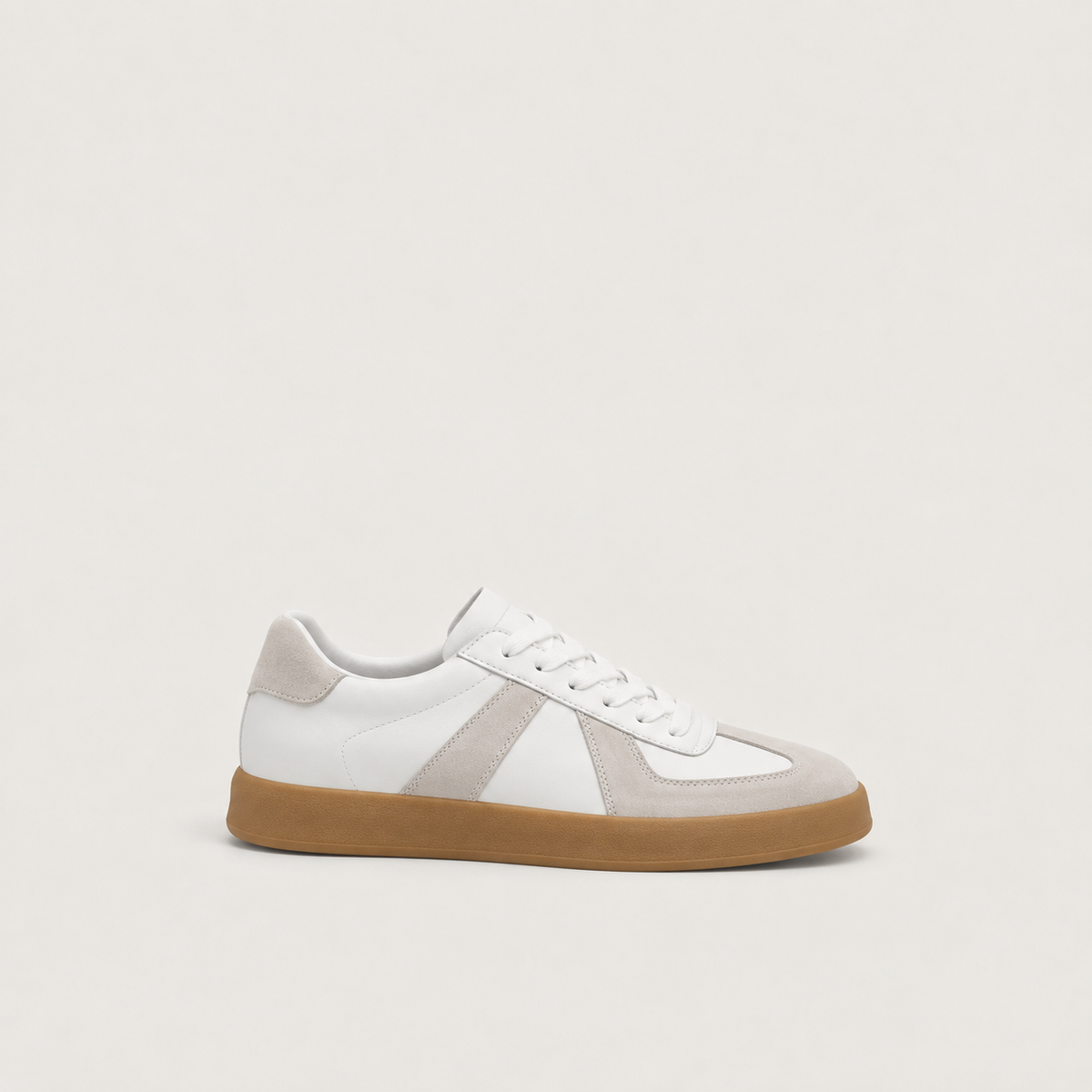Ayan | Zapatillas con Alza — vista lateral sobre fondo gris cálido