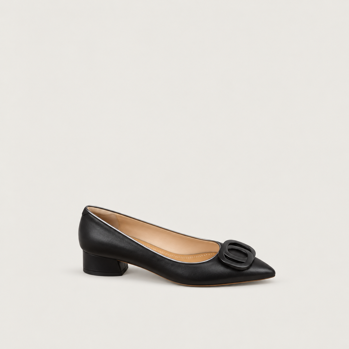 Camila | Tacones de Aguja Refinados — vista lateral sobre fondo gris cálido