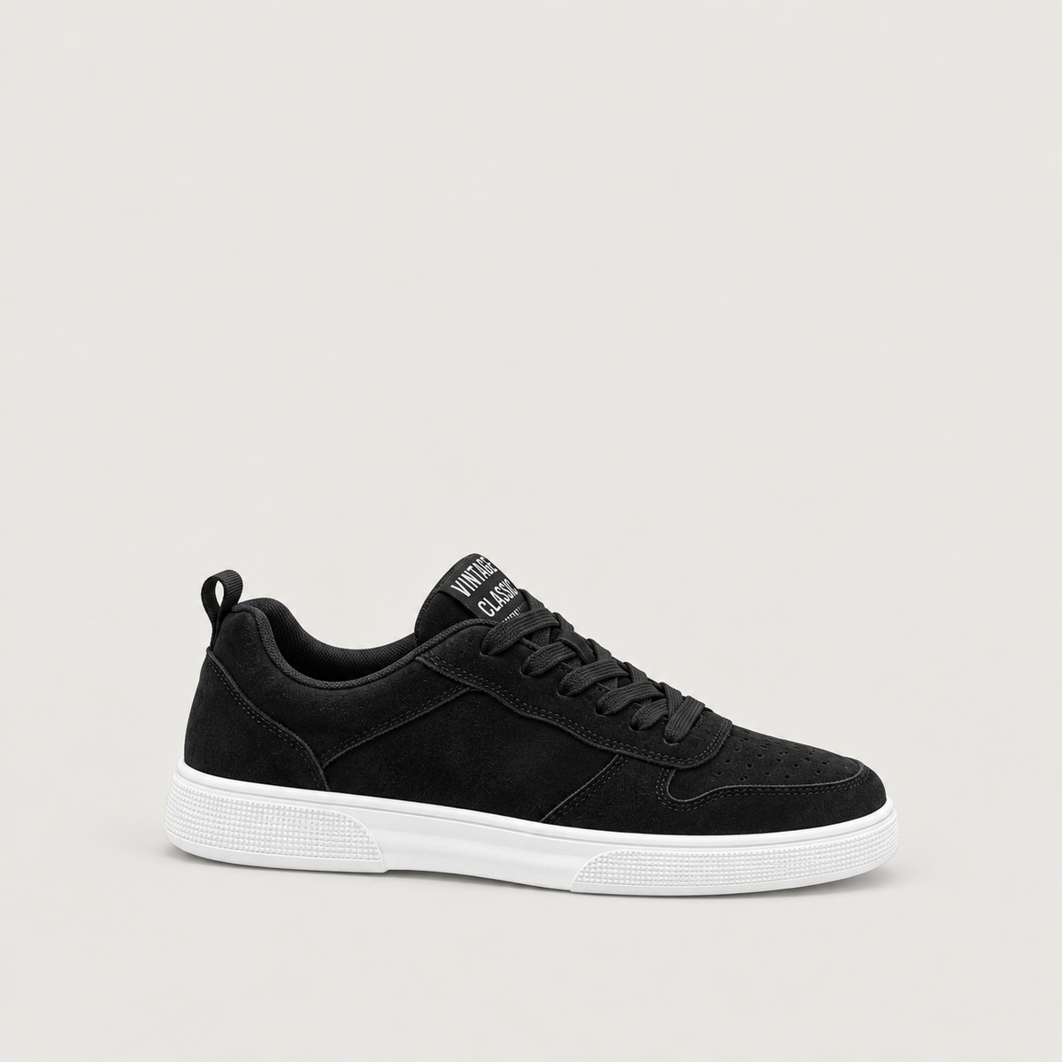 Dylan | Zapatillas Skate de Piel Sintética — vista lateral sobre fondo gris cálido