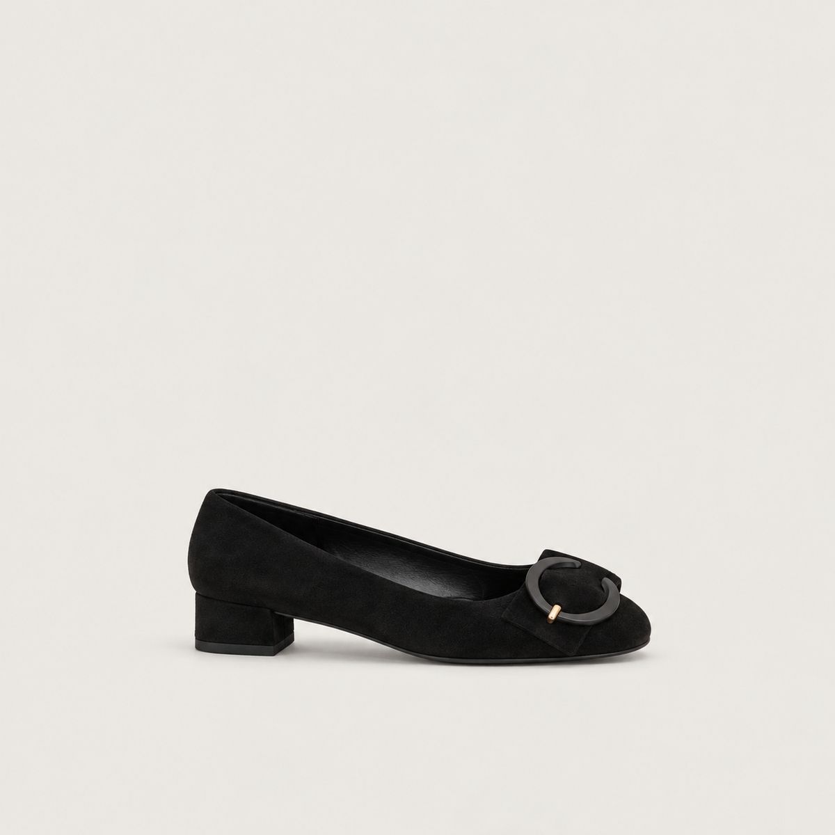 Elisea | Flats de Ante Elegantes — vista lateral sobre fondo gris cálido
