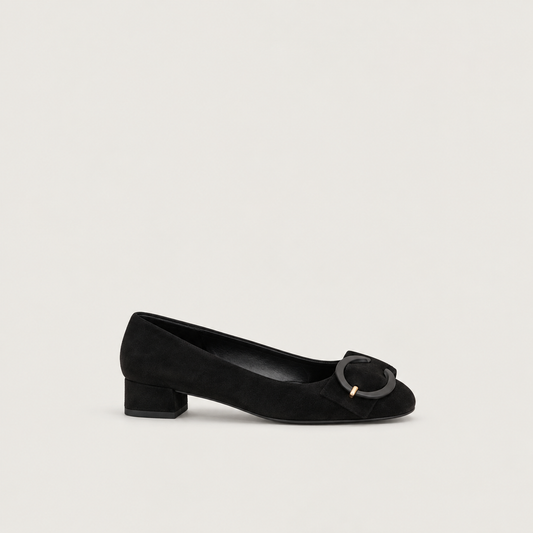 Elisea | Flats de Ante Elegantes — vista lateral sobre fondo gris cálido