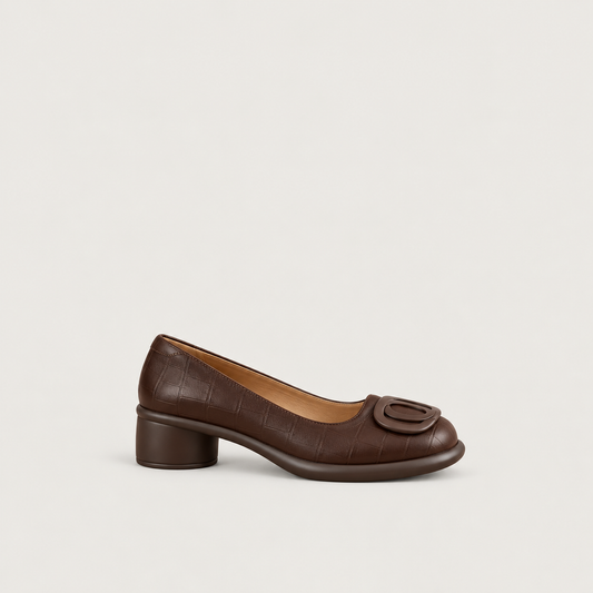 Elodía | Tacones Clásicos Cómodos — vista lateral sobre fondo gris cálido