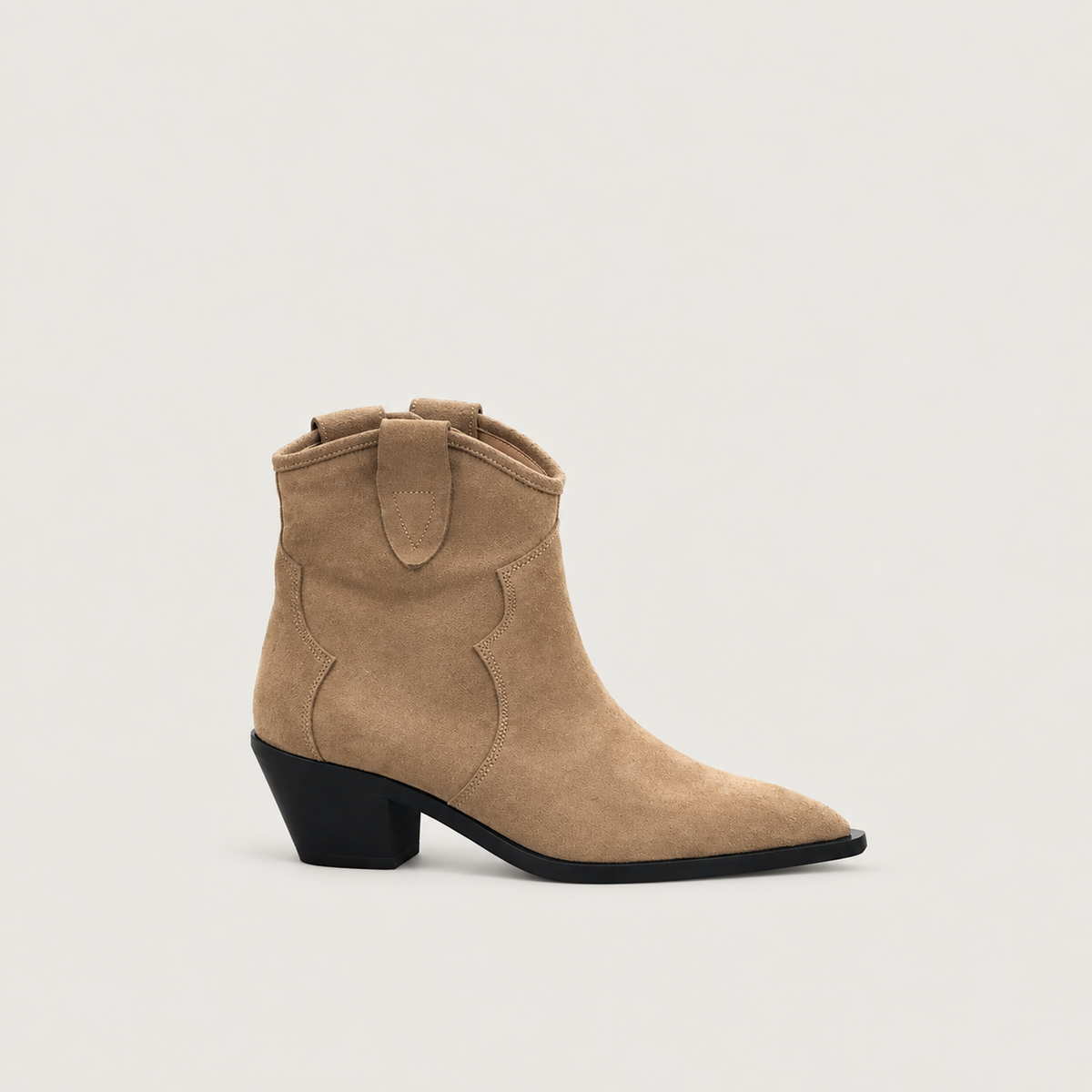 Estefany | Botines Cowboy Clásicos — vista lateral sobre fondo gris cálido