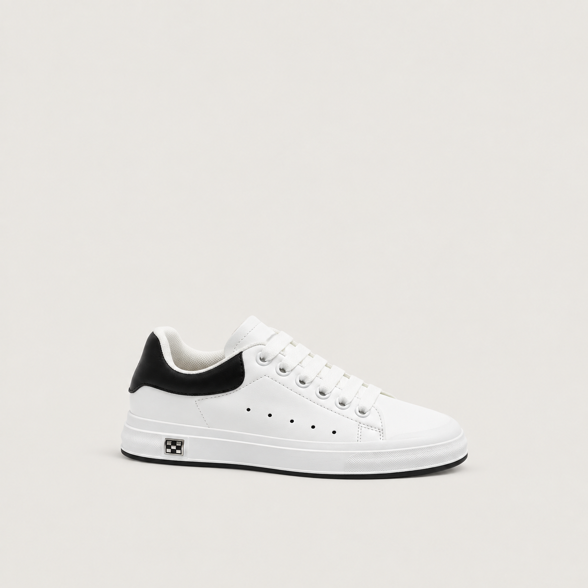Liam | Zapatillas con Alza (+6/+8 cm) — vista lateral sobre fondo gris cálido