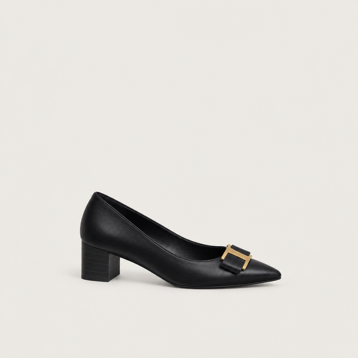 Lucía | Tacones de Cuero Punta Fina — vista lateral sobre fondo gris cálido