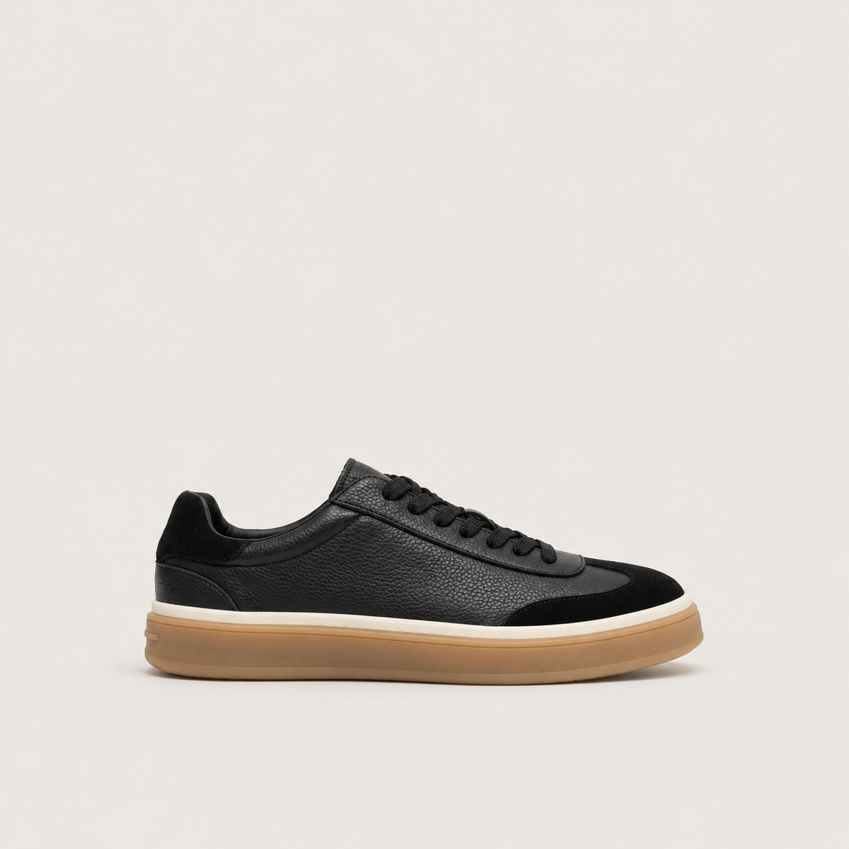 Pol | Zapatillas Casuales de Ante — vista lateral sobre fondo gris cálido