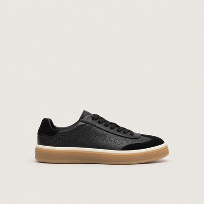 Pol | Zapatillas Casuales de Ante — vista lateral sobre fondo gris cálido