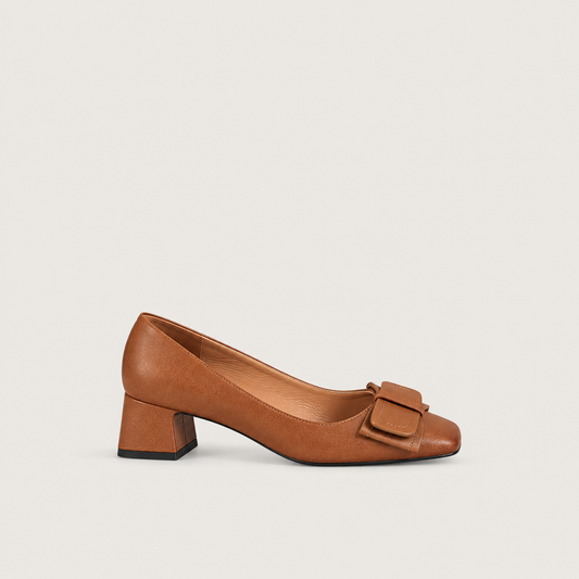 Rosela | Tacones de Cuero Cómodos — vista lateral sobre fondo gris cálido
