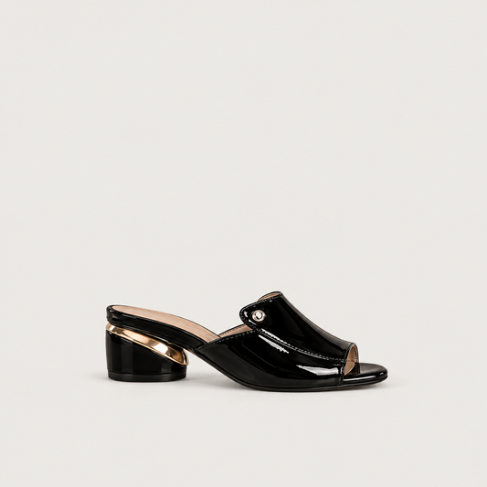 Soraya | Tacones de Charol con Cremallera — vista lateral sobre fondo gris cálido