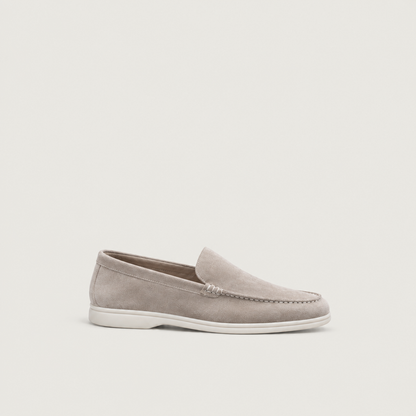 Teodoro | Mocasines de Ante — vista lateral sobre fondo gris cálido